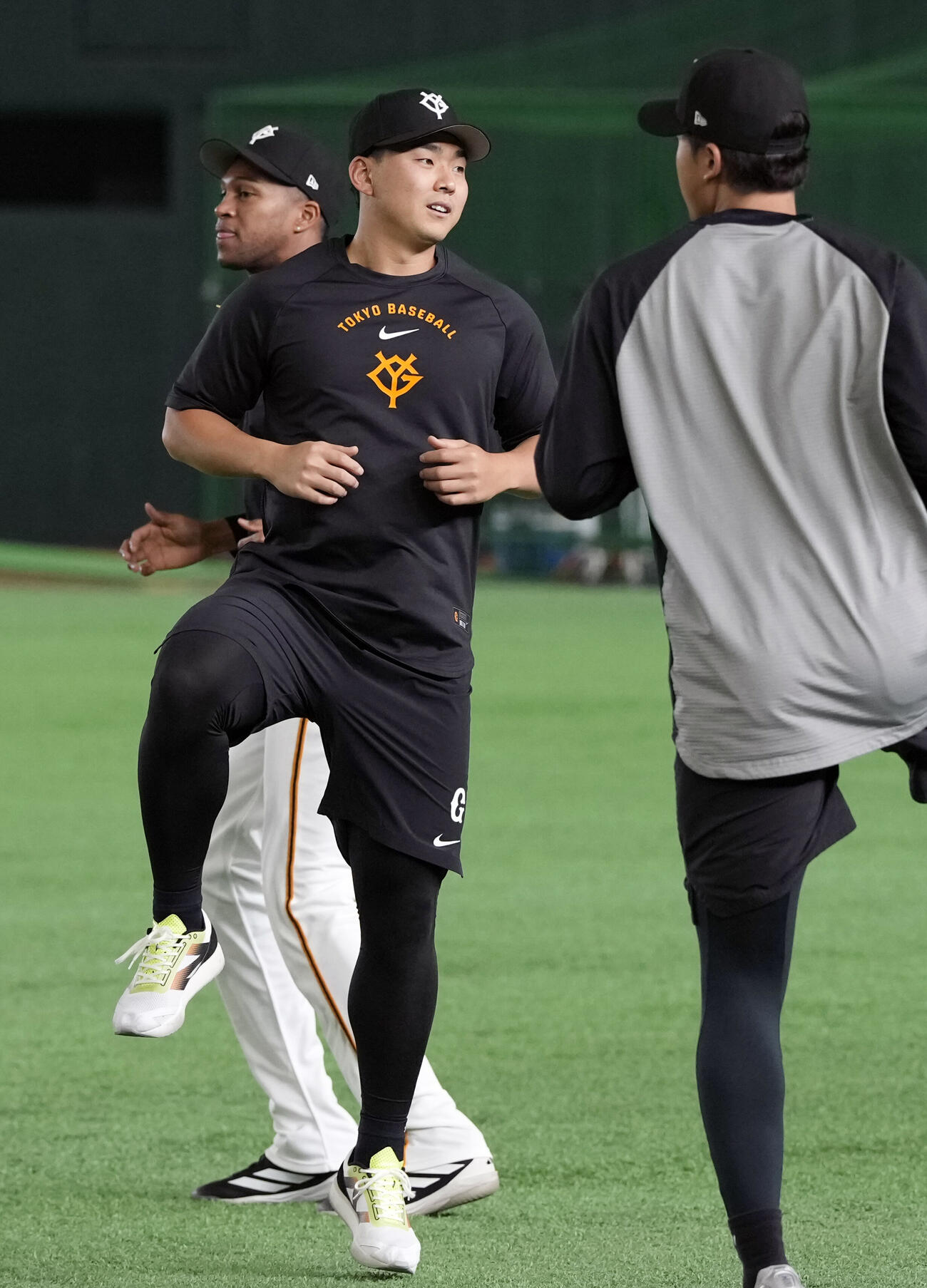 ウオーミングアップをする巨人小笠原慎之介（中央）（撮影・小島史椰）