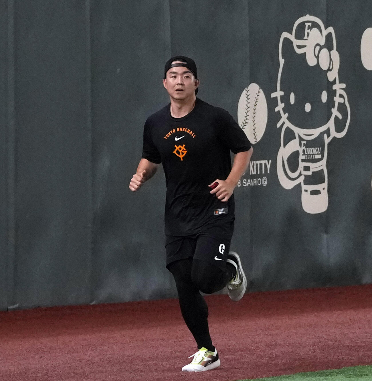 早速トレーニングをする巨人小笠原慎之介（撮影・小島史椰）
