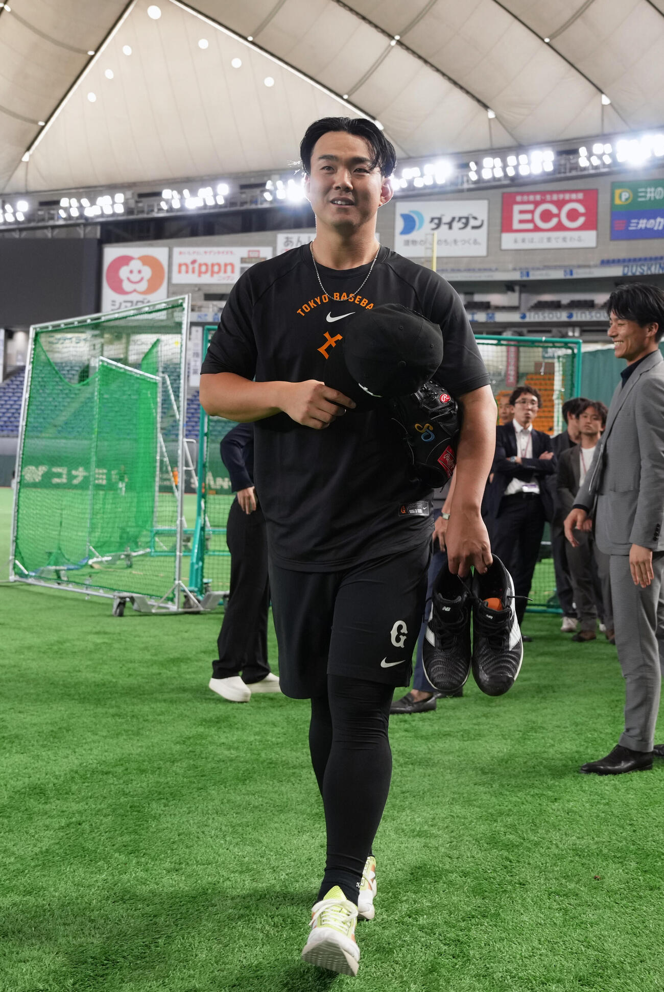全体練習を終え引き揚げる巨人小笠原慎之介（撮影・小島史椰）