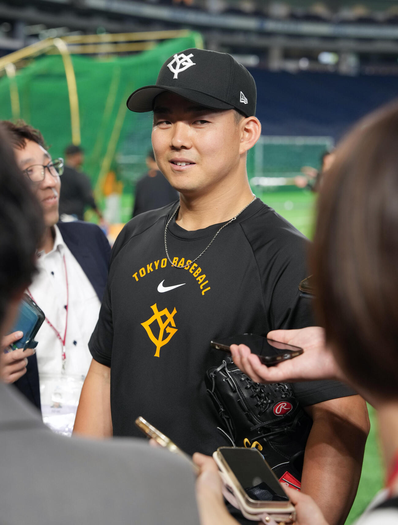 全体練習後、囲み取材に応じる巨人小笠原慎之介（撮影・小島史椰）