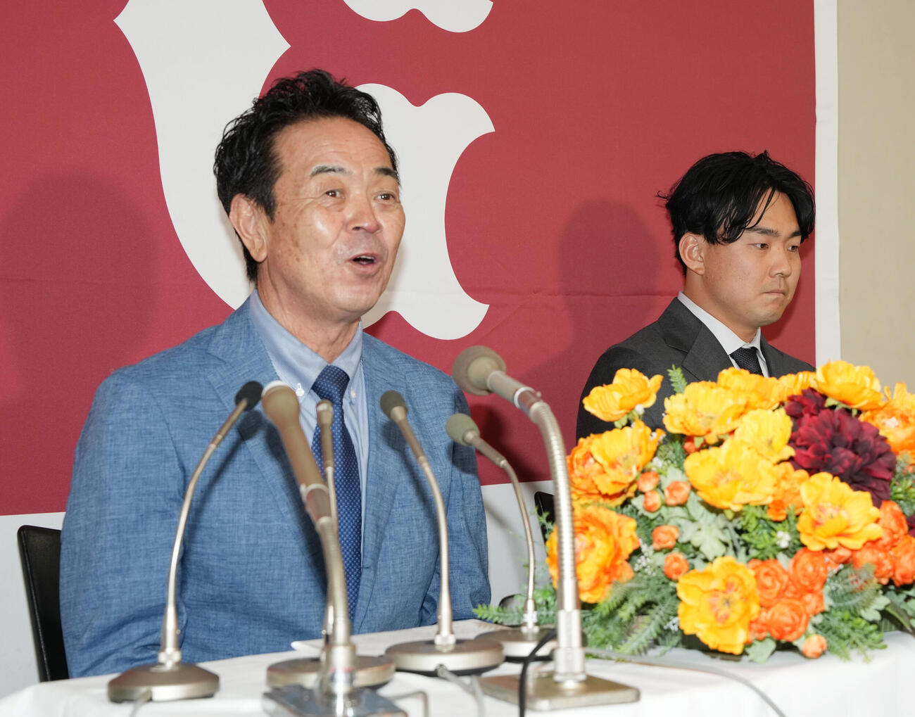 巨人入団会見に臨む水野雄仁編成本部長（左）と小笠原慎之介（撮影・小島史椰）　東京ドーム、巨人入団会見