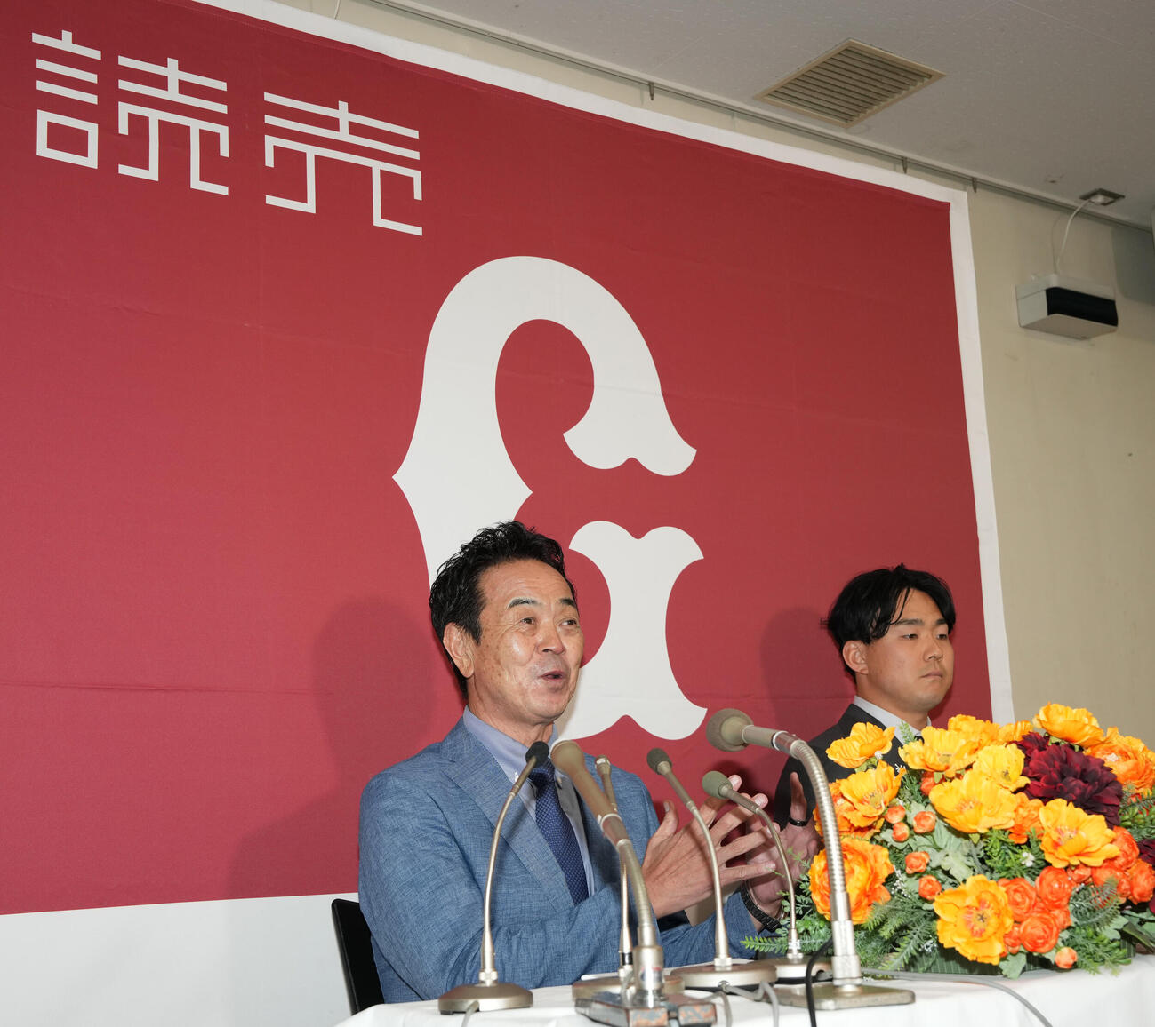 巨人入団会見に臨む水野雄仁編成本部長（左）と小笠原慎之介（撮影・小島史椰）　東京ドーム、巨人入団会見