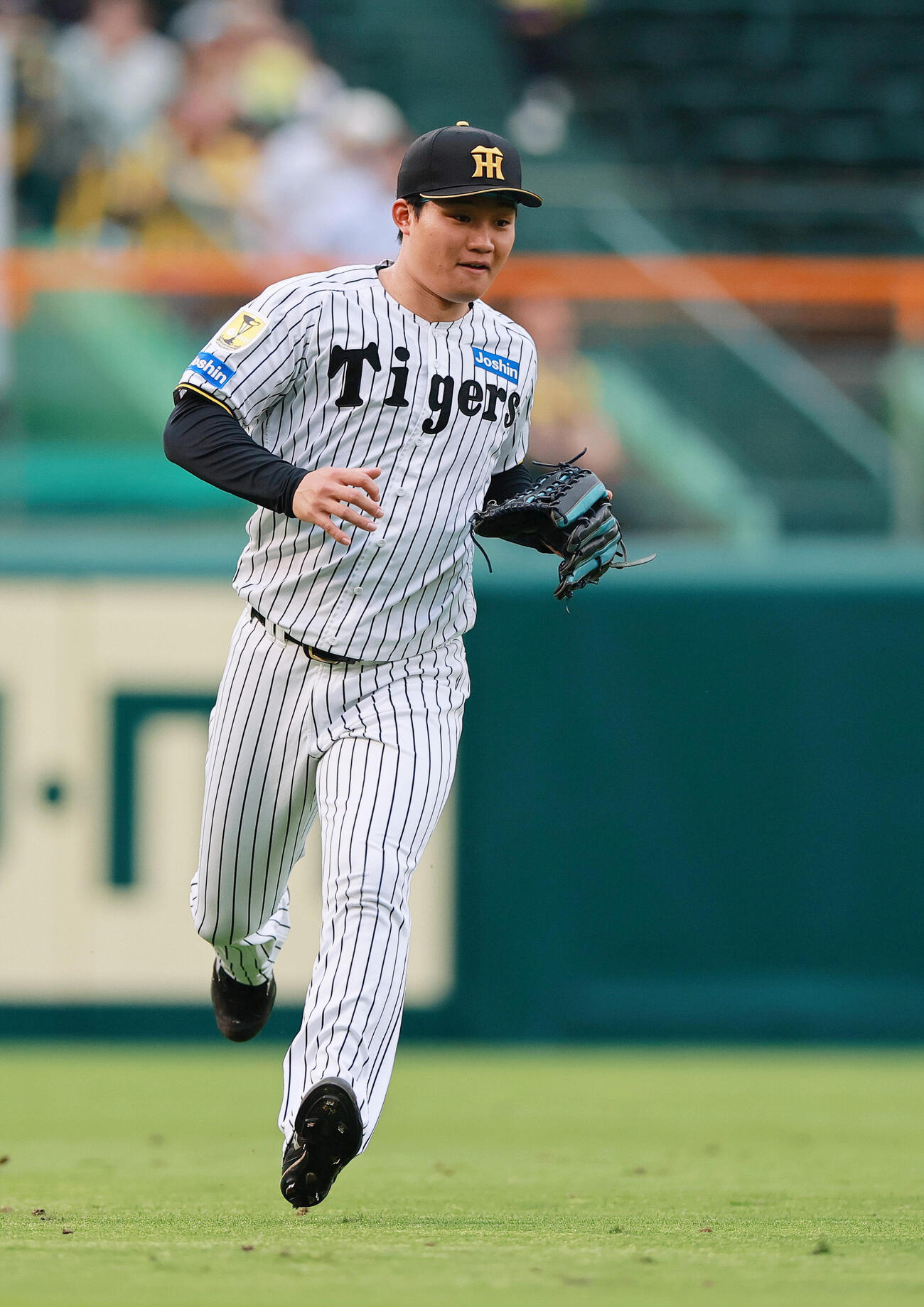 5月、日本ハム戦のシートノックで軽快に動く阪神森下翔太