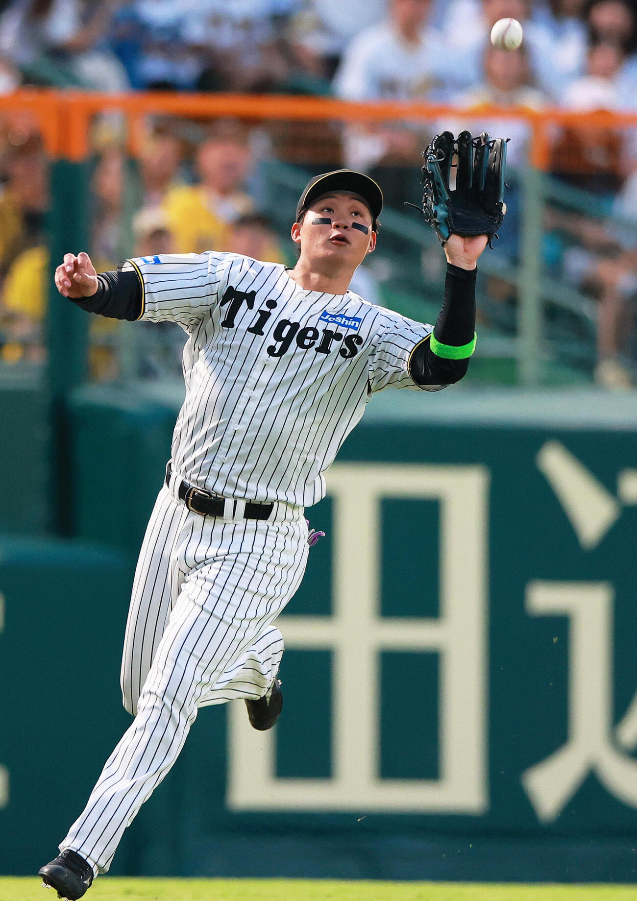 5月、日本ハム戦で打球を追う阪神森下翔太