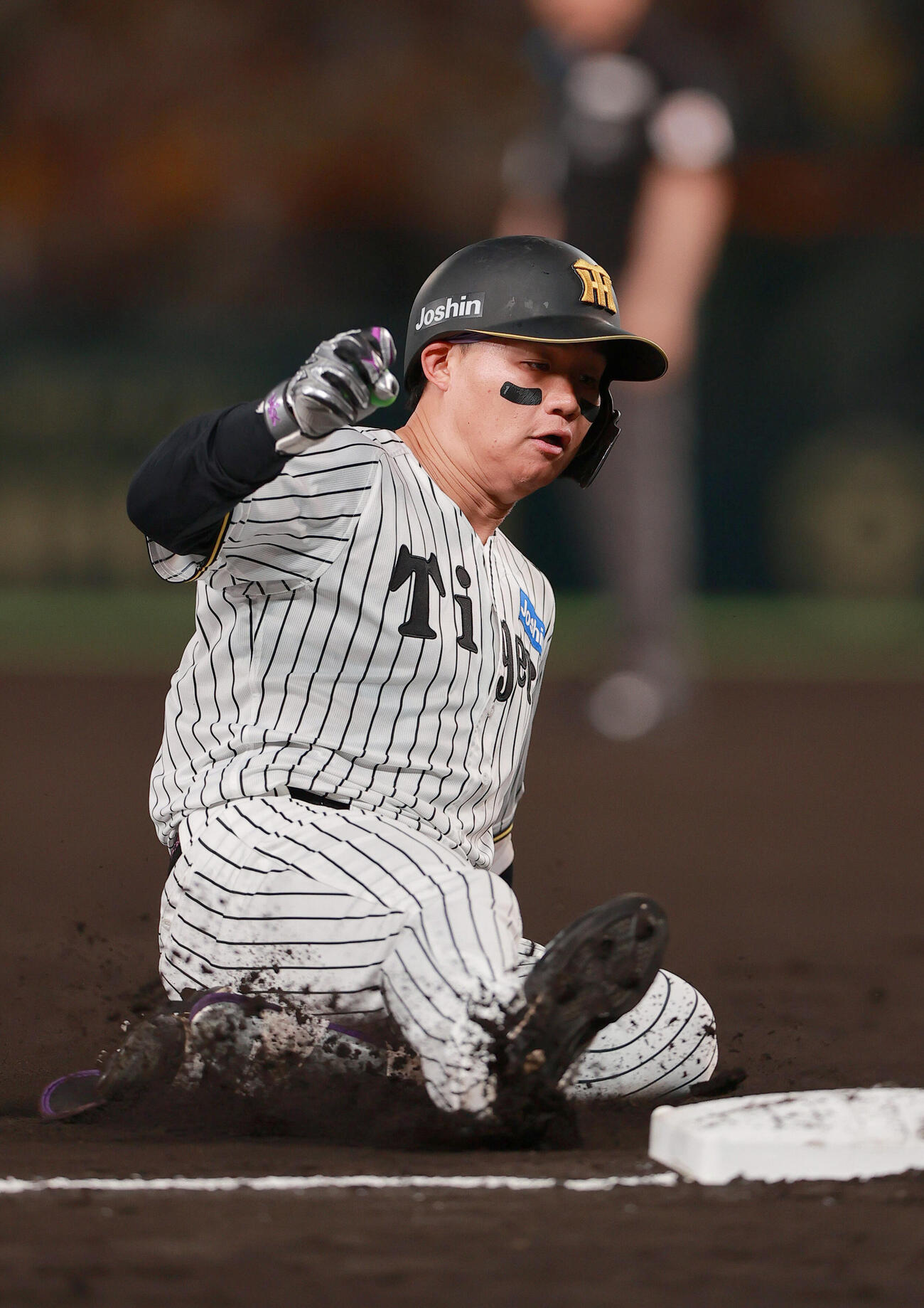 3日、西武戦で三塁打を放ち滑り込む阪神森下翔太