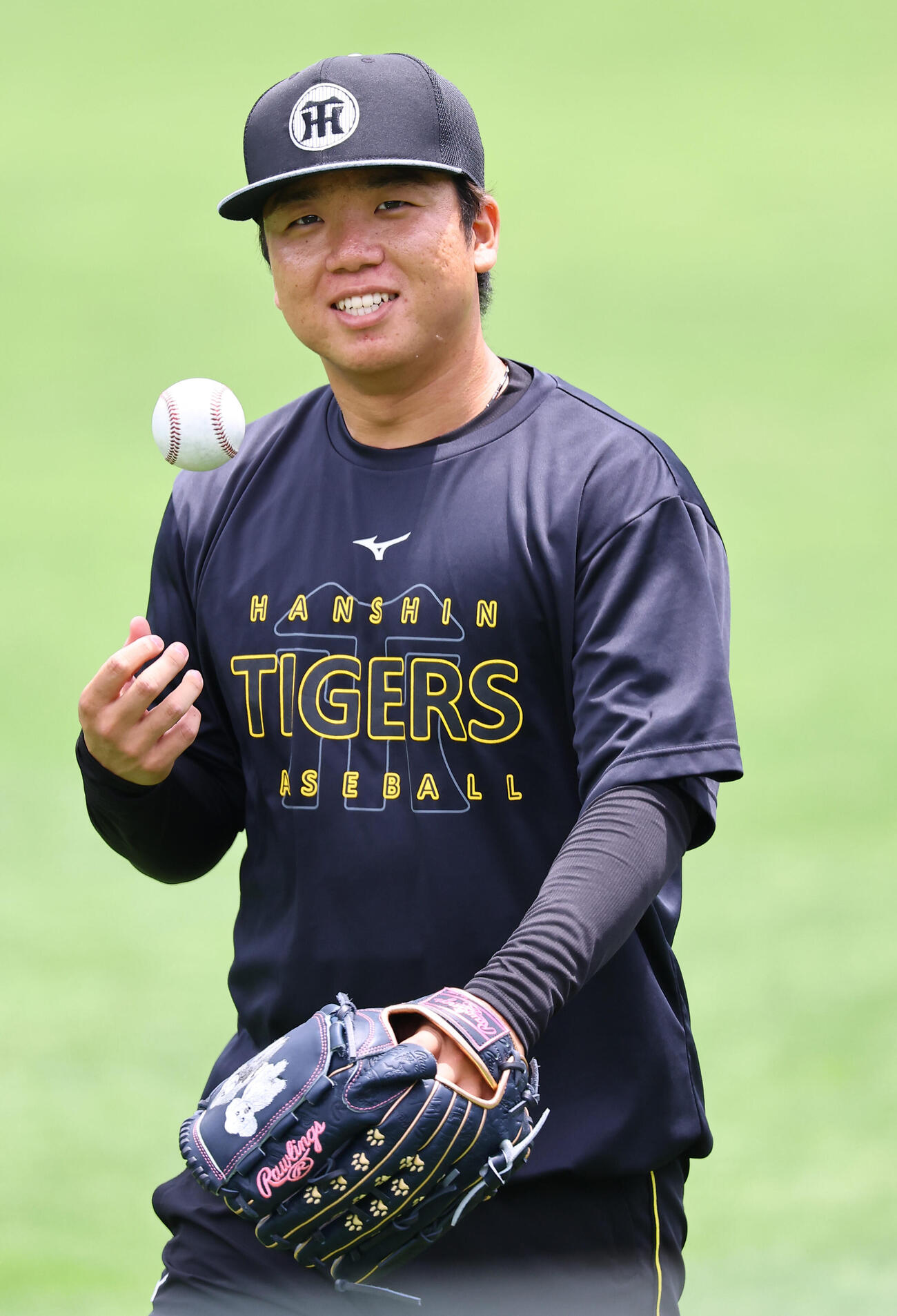 キャッチボールを終えた村上頌樹は笑顔を見せる（撮影・上田博志)　