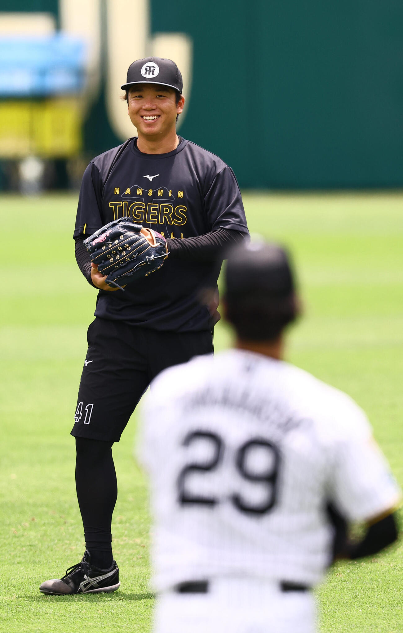 高橋遥人（右）と笑顔を見せながらキャッチボールをする村上頌樹（撮影・上田博志)　