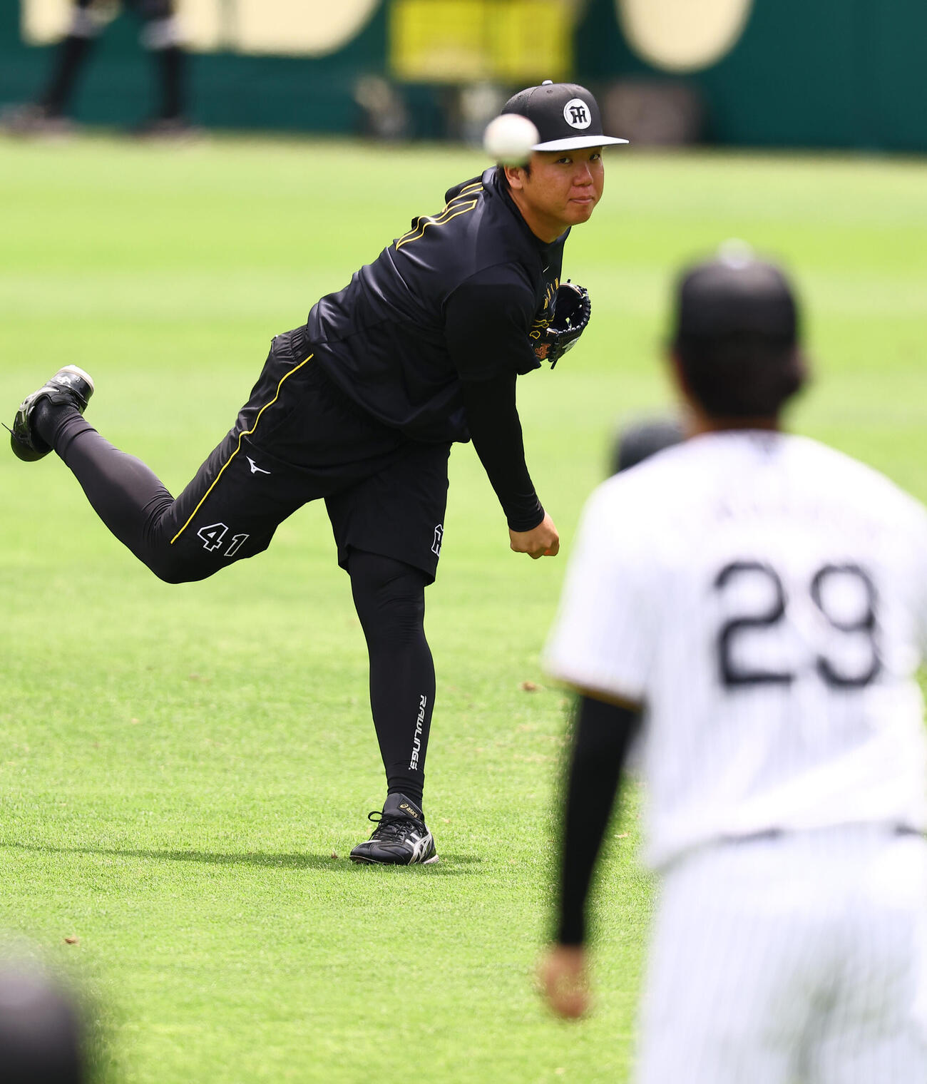 村上頌樹（左）は高橋遥人とキャッチボールをする（撮影・上田博志)　