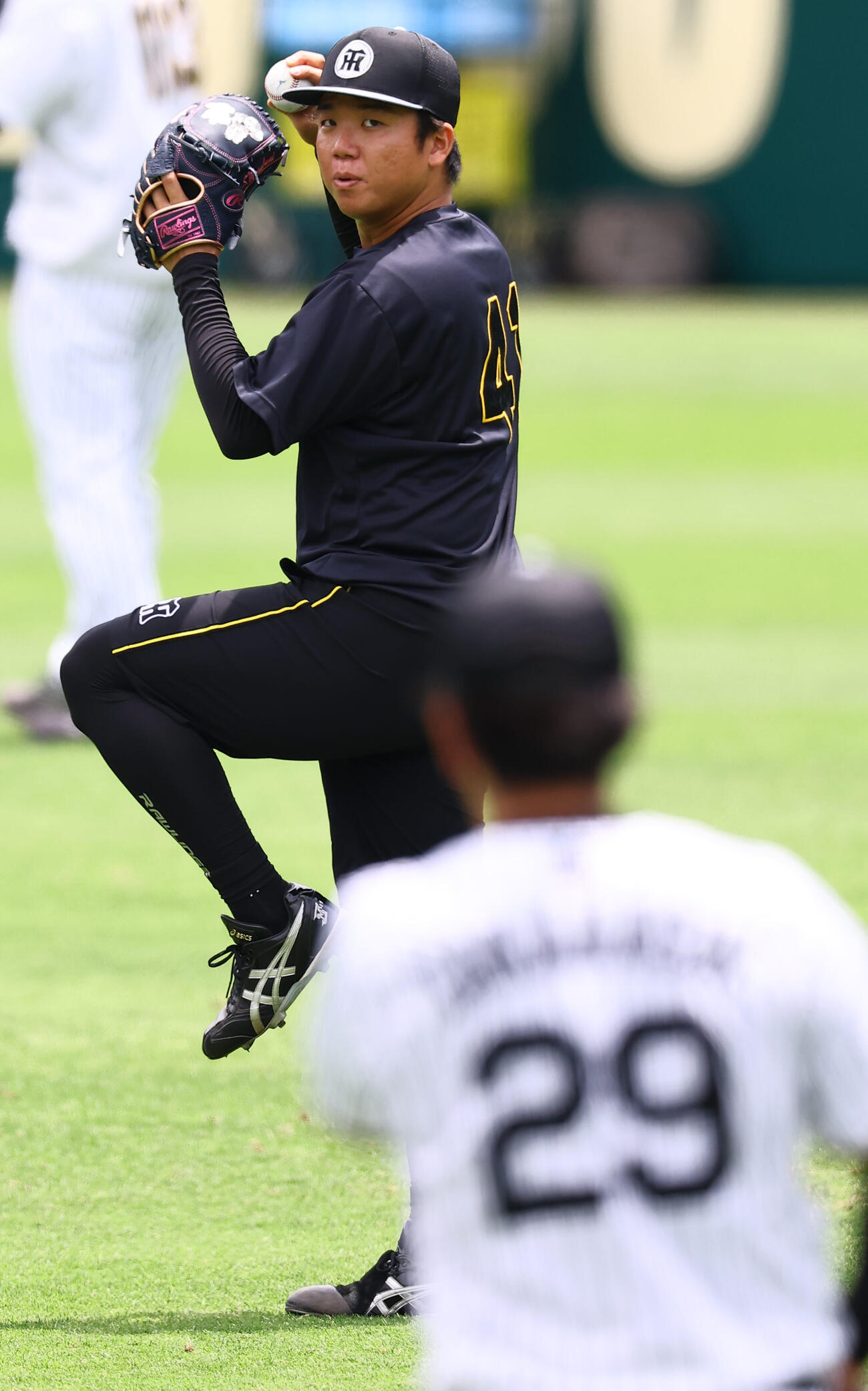 村上頌樹（左）は高橋遥人とキャッチボールをする（撮影・上田博志)　
