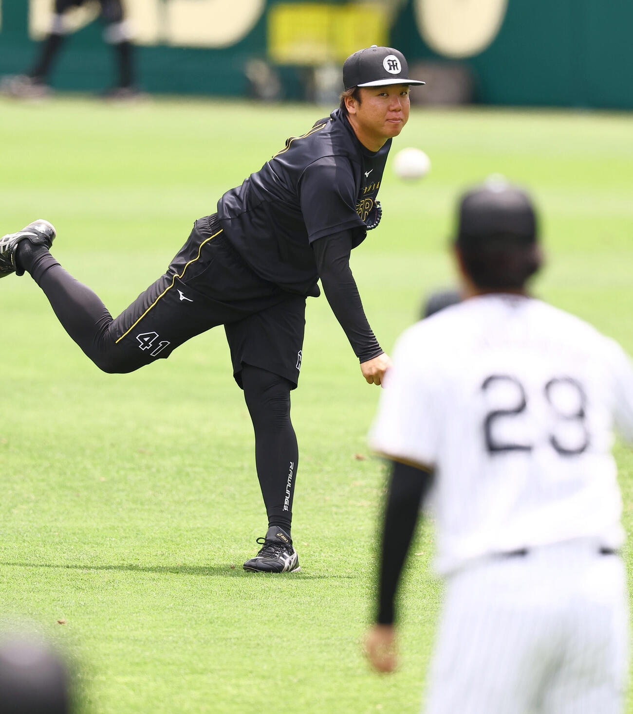 村上頌樹（左）は高橋遥人とキャッチボールをする（撮影・上田博志)　
