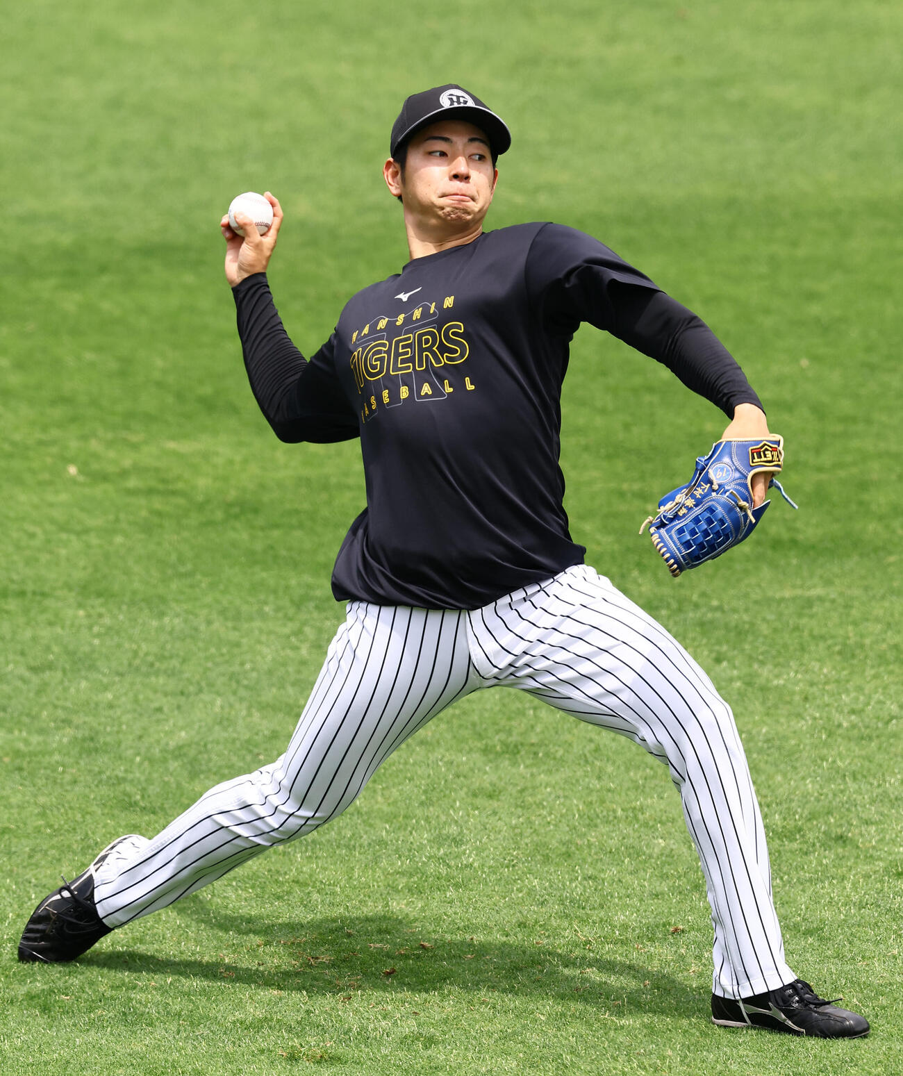 キャッチボールで調整する阪神下村海翔（撮影・上田博志)