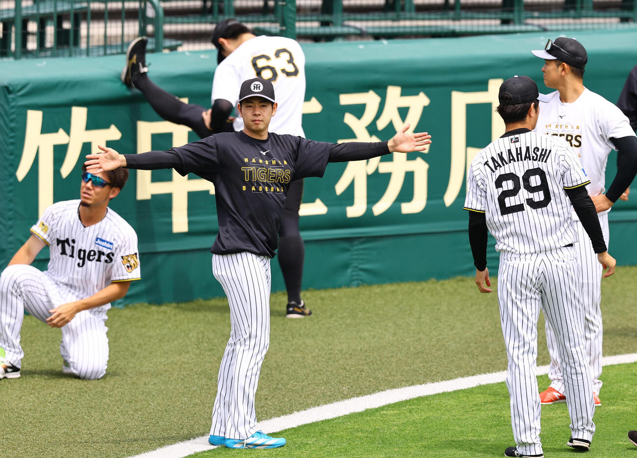 ウオーミングアップする下村海翔（撮影・上田博志)