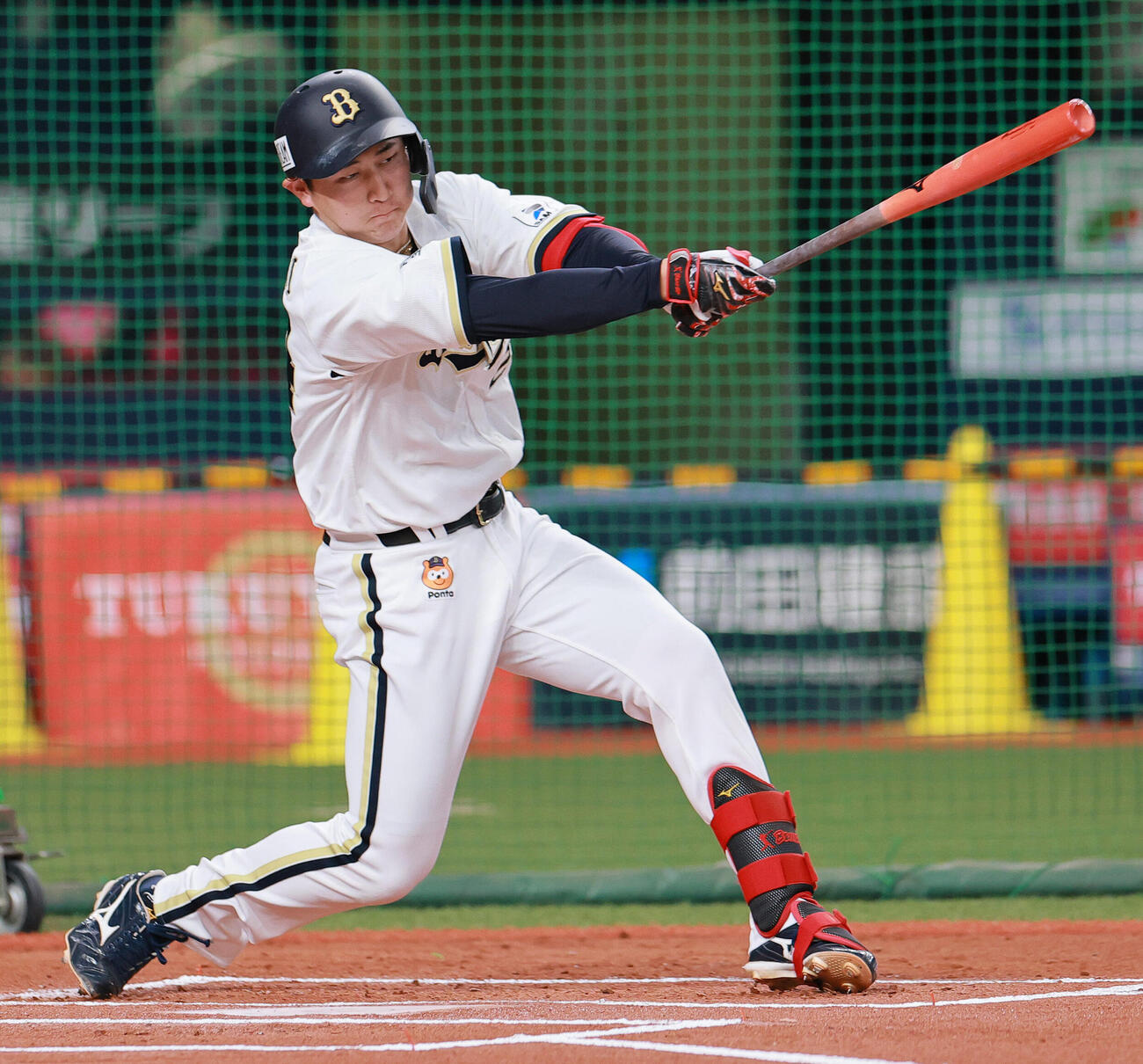 ライブBPで打撃するオリックス紅林弘太郎（撮影・上山淳一）