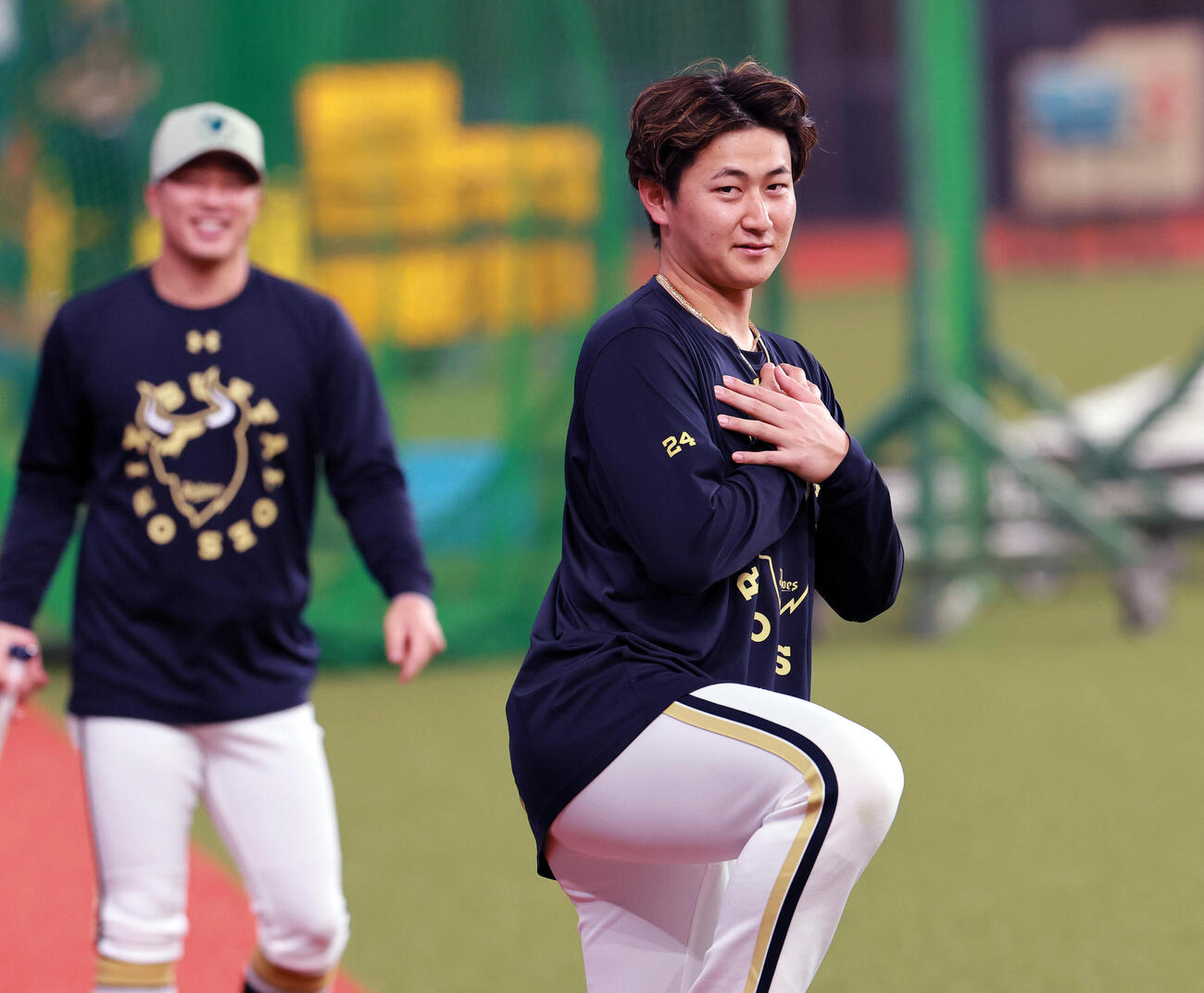 リラックスした表情で準備運動するオリックス紅林弘太郎　（撮影・上山淳一）