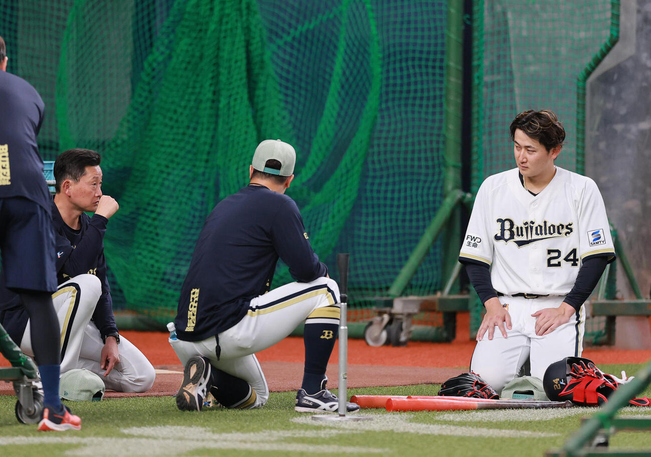 練習を終え、オリックス紅林弘太郎（右）と話す岸田護監督（左）（撮影・上山淳一）
