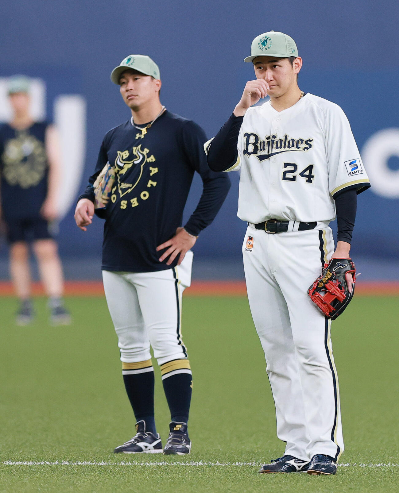 ライブBPで遊撃の位置に立つ紅林弘太郎。左は安達了一内野守備・走塁コーチ（撮影・上山淳一）