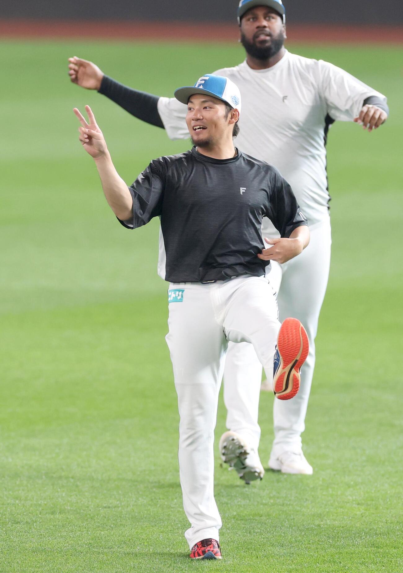 笑顔でアップする日本ハム伊藤大海（撮影・黒川智章）