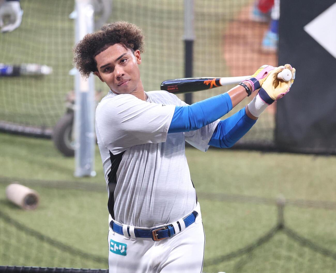 ティー打撃する日本ハム水谷瞬（撮影・黒川智章）