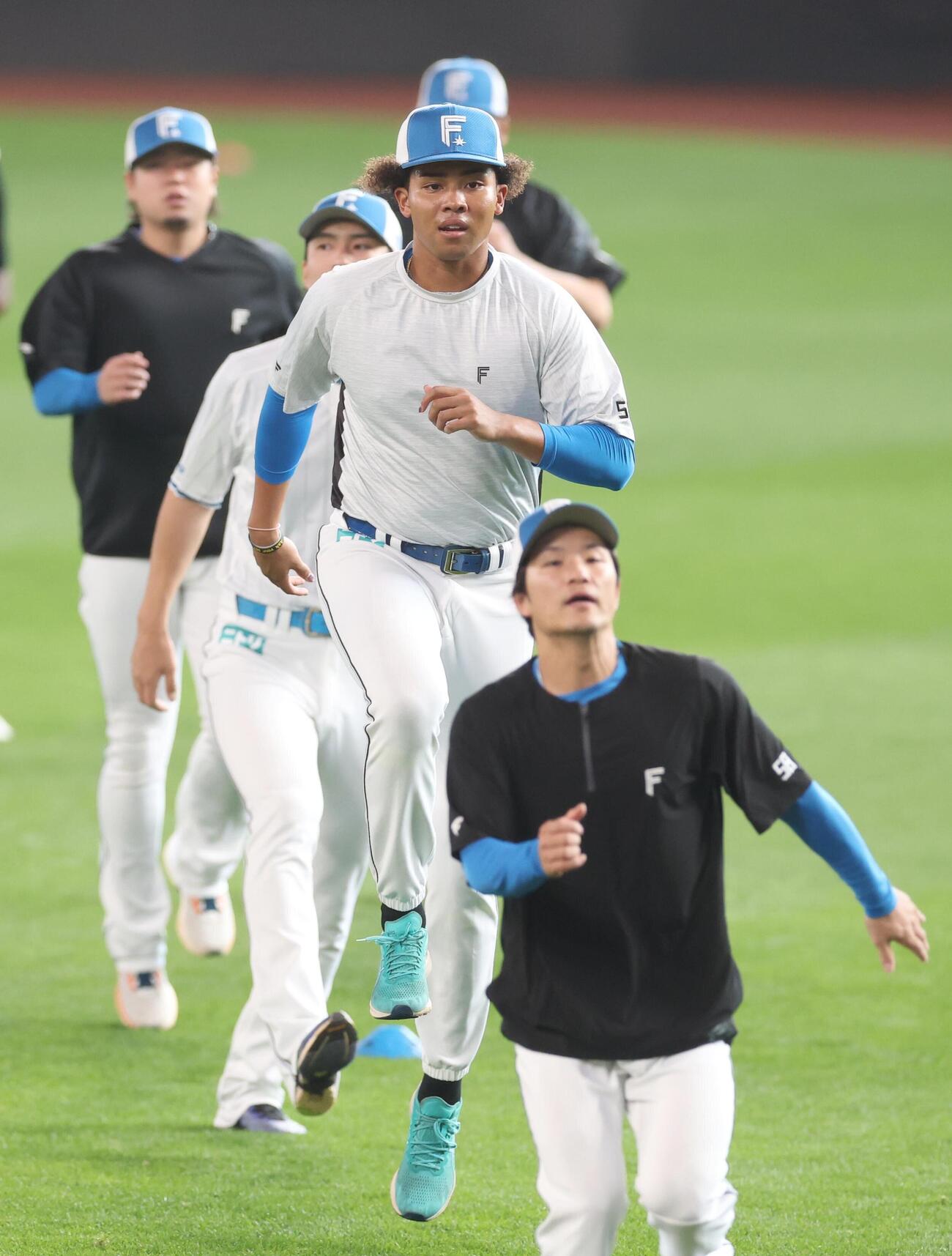 アップする日本ハム水谷瞬（手前から2人目）ら（撮影・黒川智章）