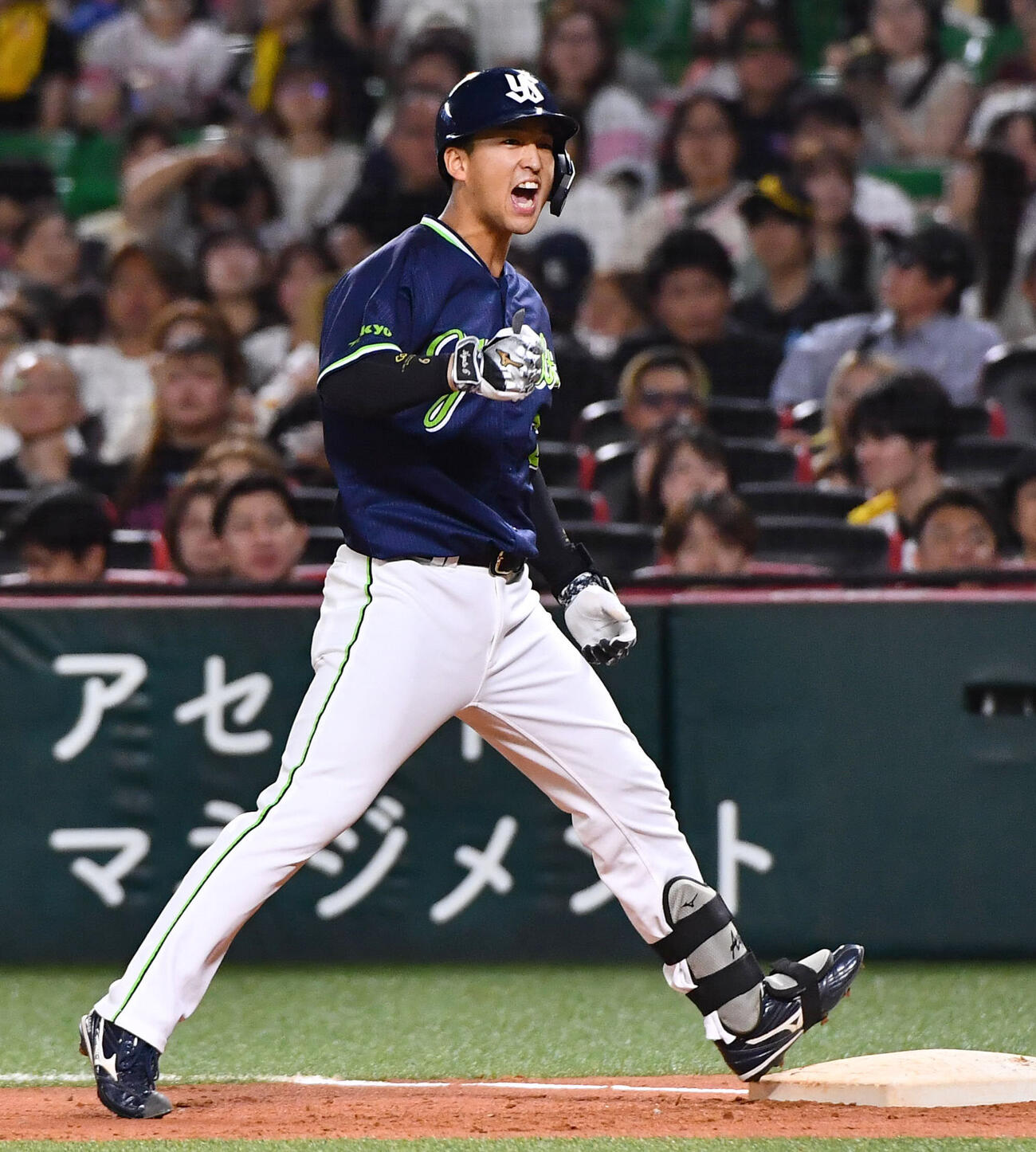 適時打を放ち、雄たけびをあげながらガッツポーズする松下歩叶（2026年6月撮影）