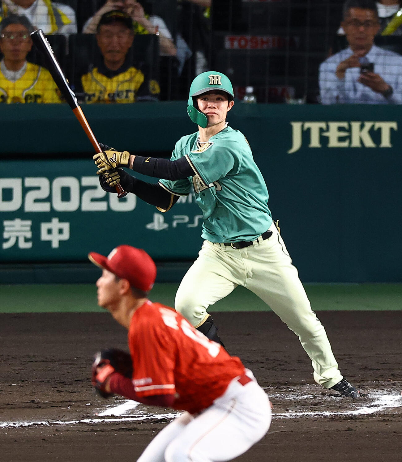 17日、楽天戦で安打を放つ阪神中野拓夢