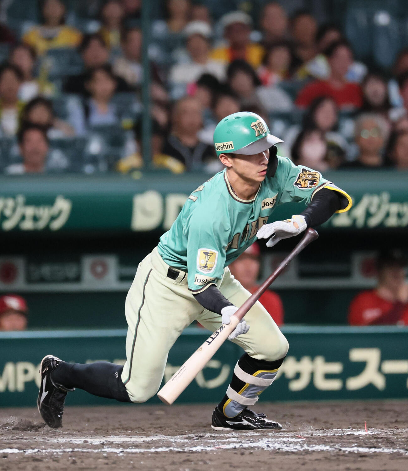 17日、楽天戦でスクイズを決める阪神熊谷敬宥