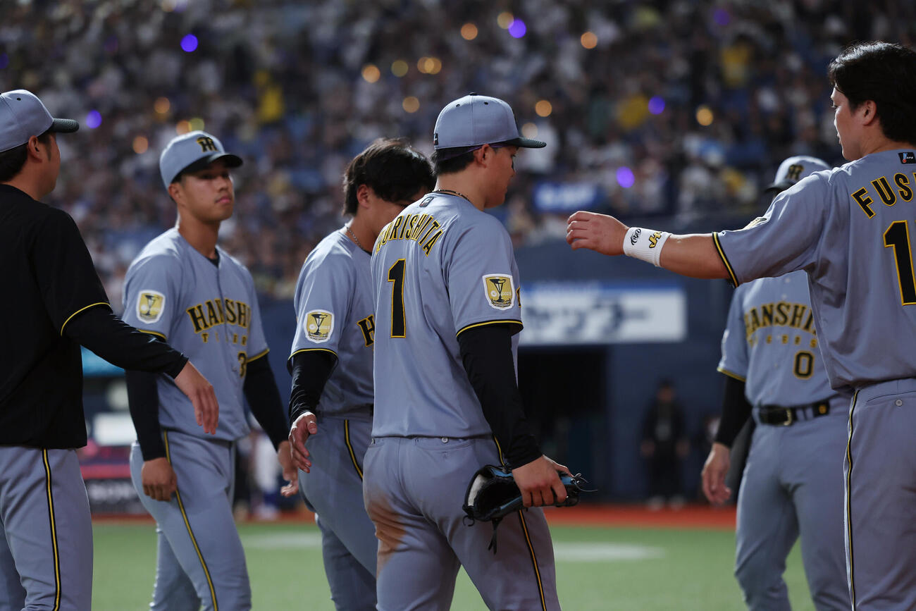 オリックスにサヨナラ負けを喫し、悔しそうに引き揚げる森下翔太（中央）ら阪神の選手たち（2026年6月14日撮影）