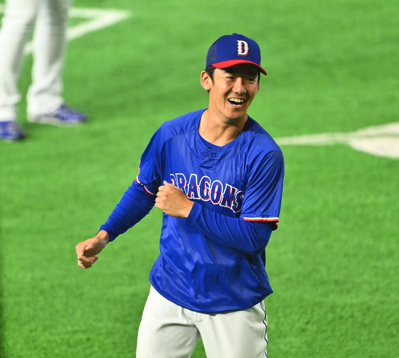 巨人対中日　試合前練習で笑顔の中日尾田剛樹（撮影・滝沢徹郎）
