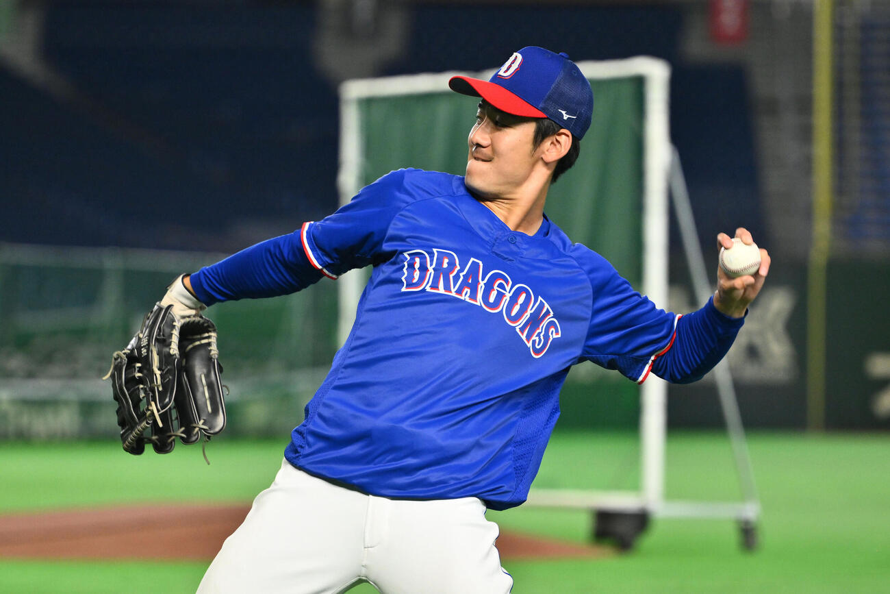 巨人対中日　試合前練習でキャッチボールをする中日尾田剛樹（撮影・滝沢徹郎）