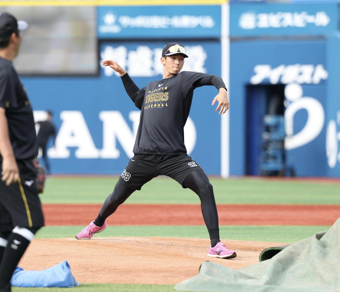 DeNA対阪神　マウンドを確認する阪神今朝丸裕喜(撮影・浅見桂子)
