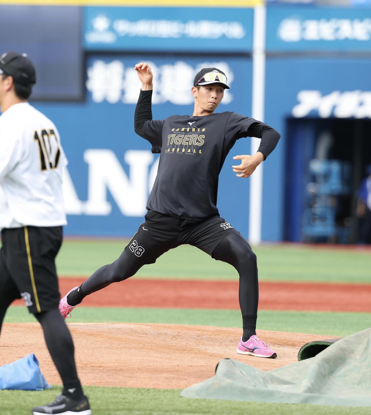 DeNA対阪神　マウンド確認する阪神今朝丸裕喜(撮影・浅見桂子)