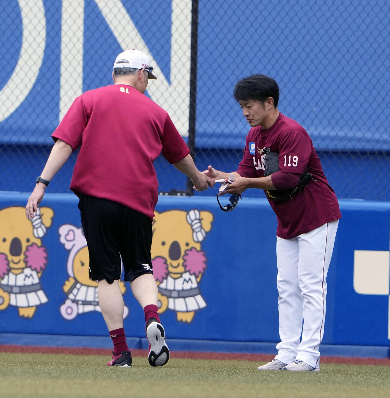 ロッテ対楽天　試合前練習で選手にあいさつしに回る楽天吉井理人監督（左）（撮影・小島史椰）
