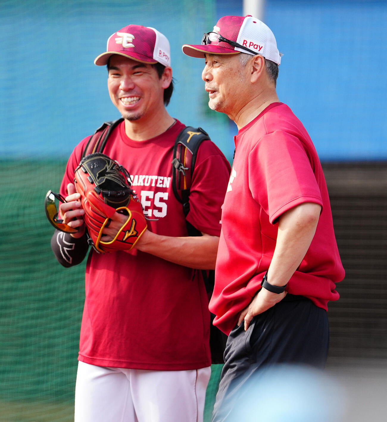ロッテ対楽天　試合前練習で前田健太（左）と話す楽天吉井理人監督（撮影・鈴木みどり）