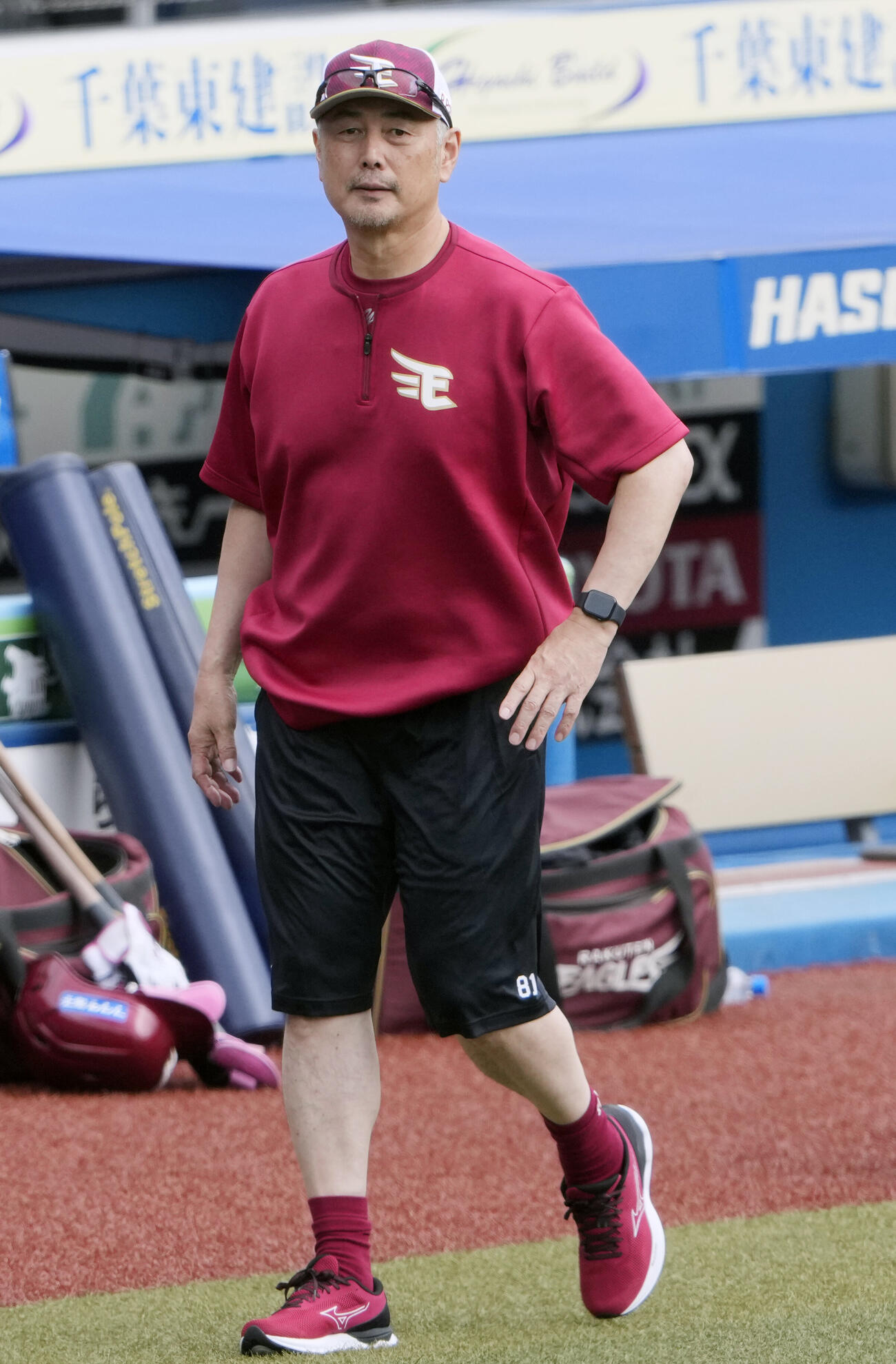 ロッテ対楽天　試合前練習で見守る楽天吉井理人監督（撮影・小島史椰）