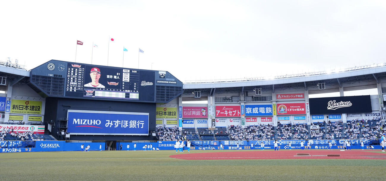 ロッテ対楽天　大型ビジョンで楽天吉井理人監督が紹介され、沸くスタジアム（撮影・鈴木みどり）