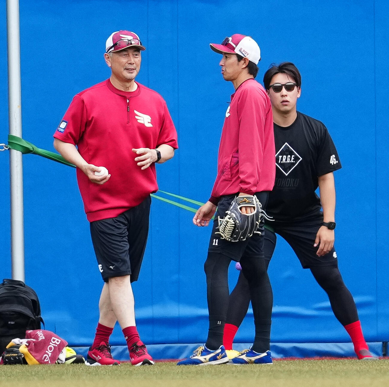 ロッテ対楽天　岸孝之（中央）と話す楽天吉井理人監督（左）（撮影・鈴木みどり）