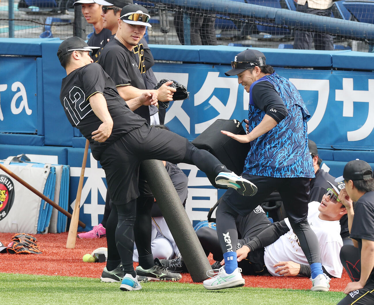 DeNA対阪神　試合前、DeNA岩田将貴（右）に蹴りを入れるふりをする阪神坂本誠志郎（撮影・宮地輝）