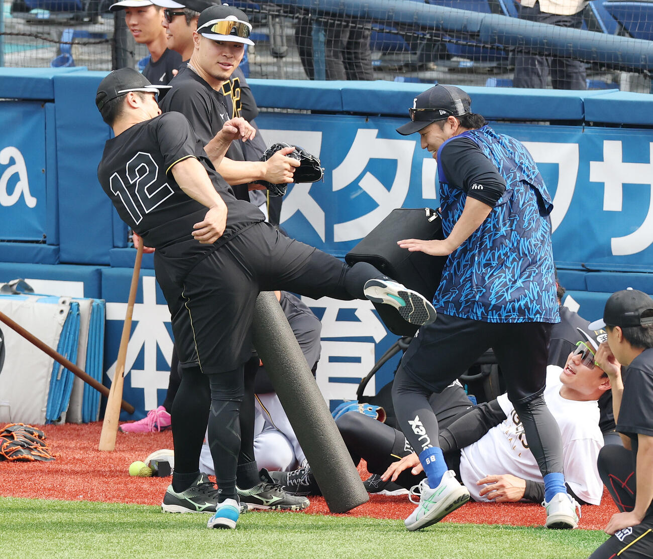 DeNA対阪神　試合前、DeNA岩田将貴（右）に蹴りを入れるふりをする阪神坂本誠志郎（撮影・宮地輝）