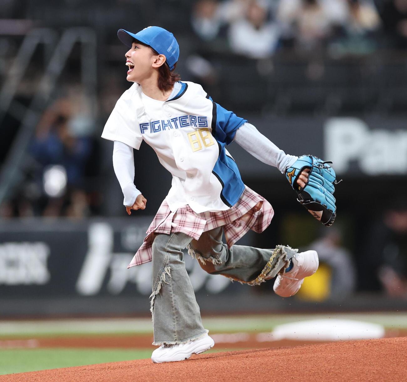 日本ハム対ソフトバンク　ファーストピッチセレモニーで投球するスピラ・スピカの幹葉（撮影・黒川智章）