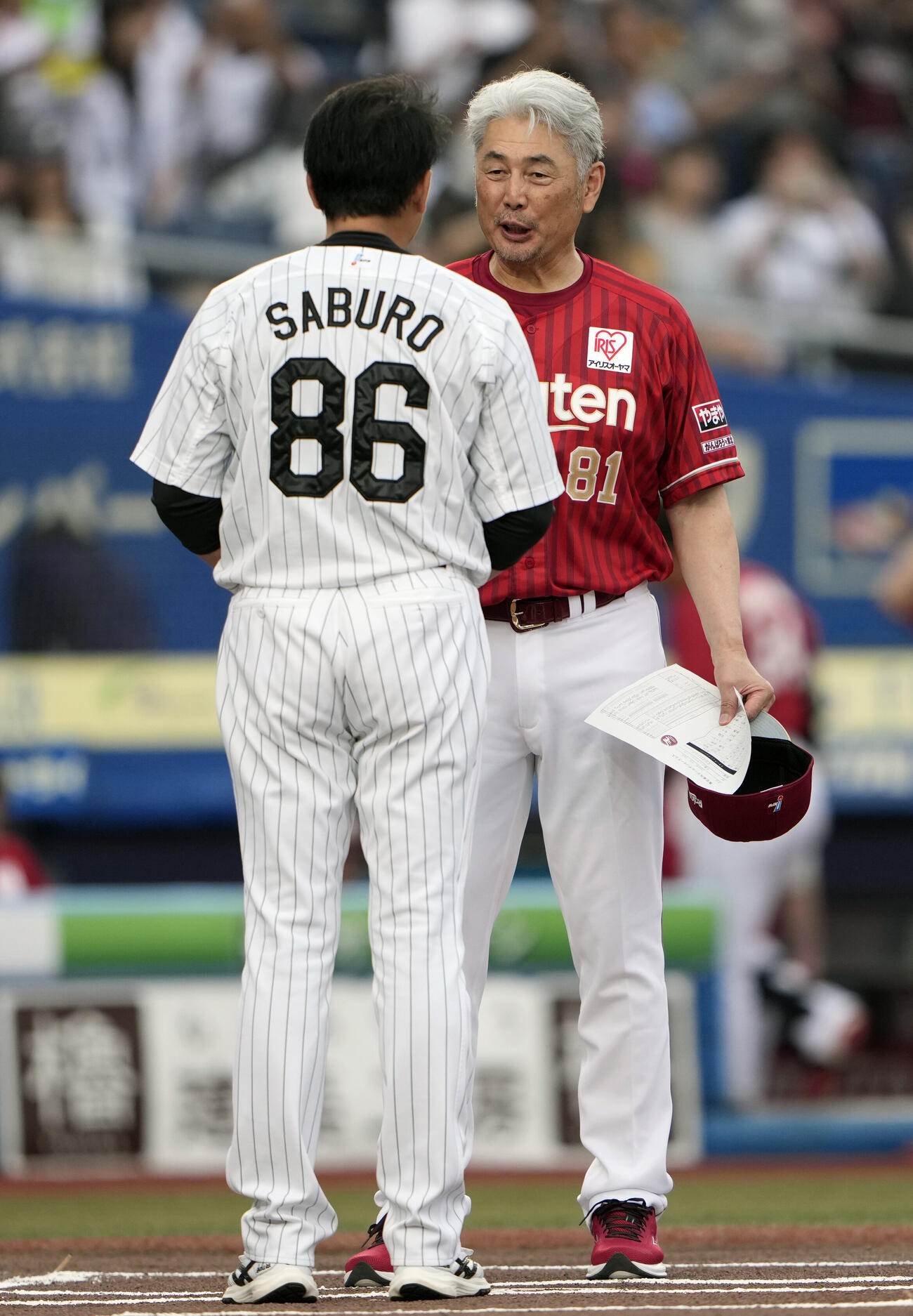 ロッテ対楽天　メンバー表交換をする楽天吉井理人監督（右）（撮影・小島史椰）