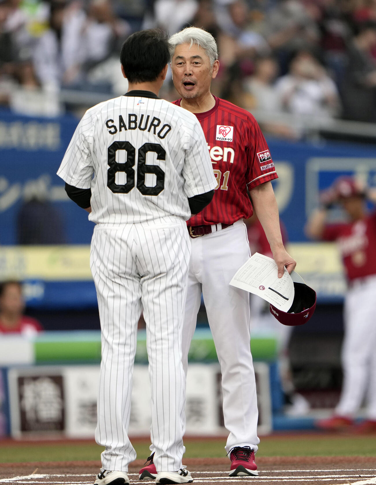 ロッテ対楽天　メンバー表交換をする楽天吉井理人監督（右）（撮影・小島史椰）