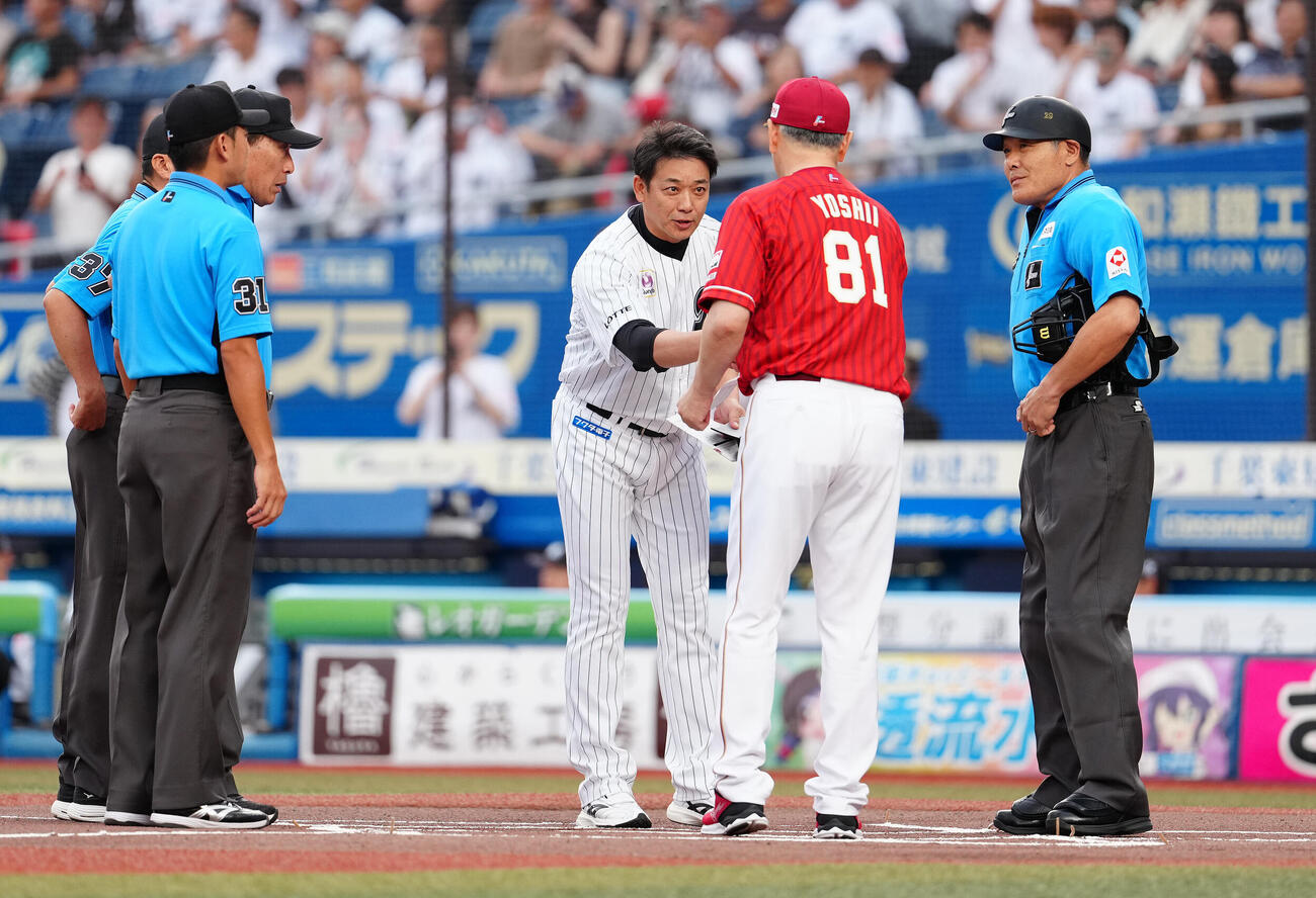 ロッテ対楽天　メンバー表の最終確認で、楽天吉井理人監督（手前）と握手するロッテのサブロー監督（中央）（撮影・鈴木みどり）