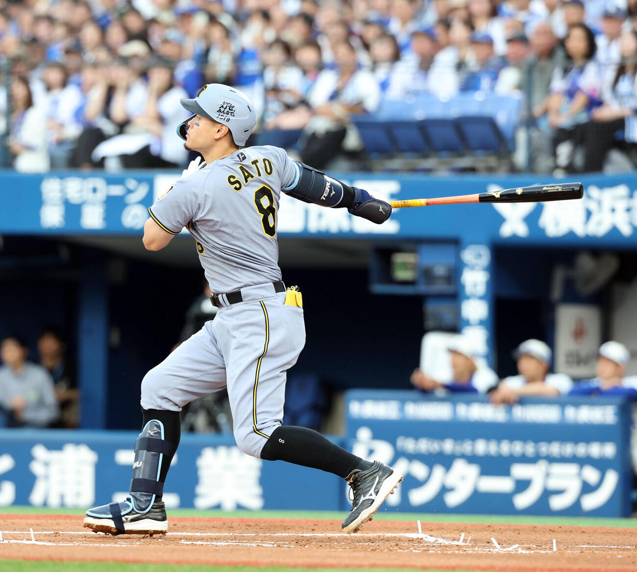 DeNA対阪神　1回表阪神1死一、二塁、佐藤輝明は先制適時二塁打を放つ（撮影・浅見桂子）