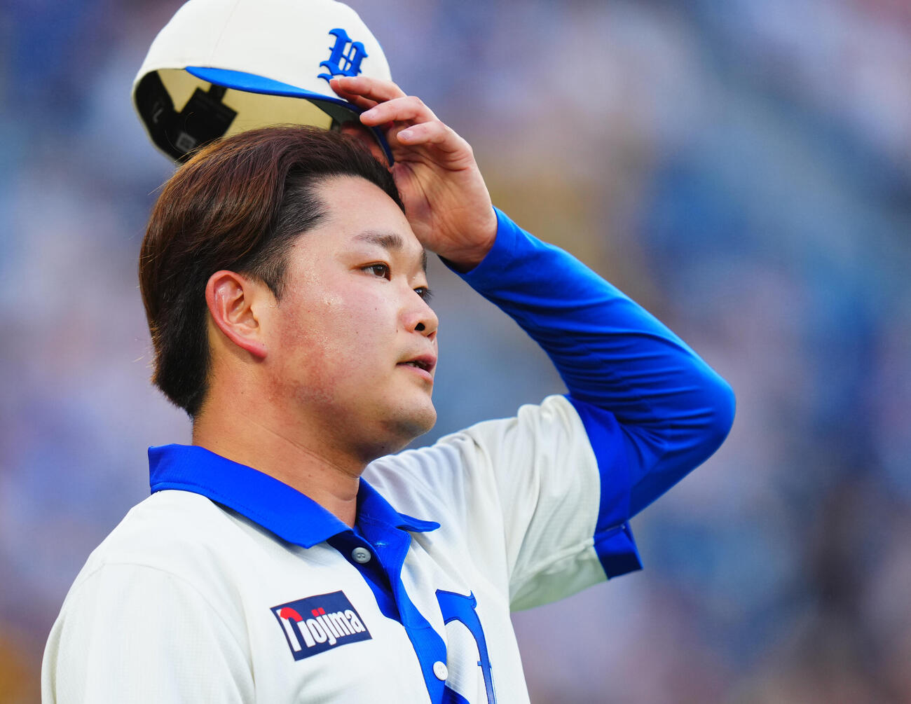DeNA対阪神　1回表の登板を終え5失点のDeNA先発石田裕太郎は渋い表情（撮影・垰建太）