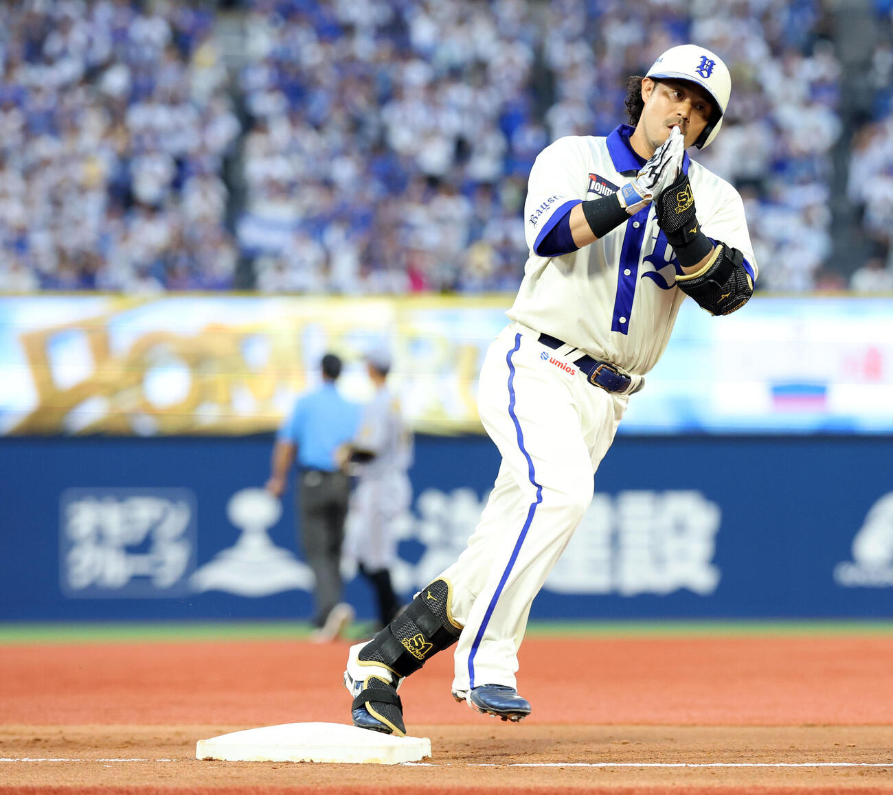 DeNA対阪神　1回裏DeNA1死、宮崎敏郎はソロ本塁打を放ち合掌ポーズで三塁を回る（撮影・浅見桂子）