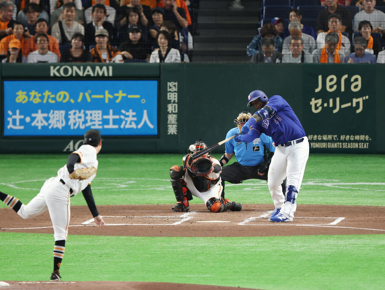 巨人対中日　2回表中日無死、安打を放つミゲル・サノー。投手竹丸和幸（撮影・増田悦実）