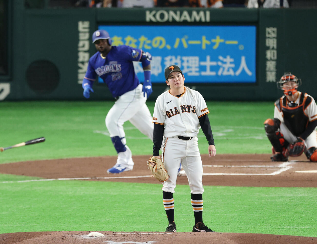 巨人対中日　2回表中日無死、ミゲル・サノーに中前打を許す竹丸和幸（撮影・増田悦実）