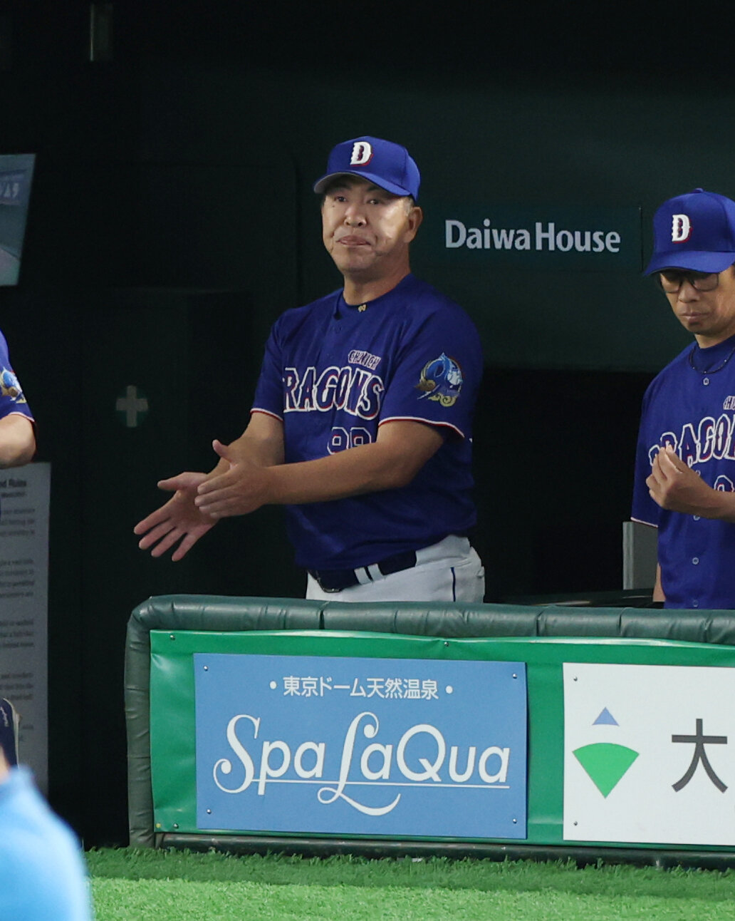 巨人対中日　2回表中日無死満塁、田中幹也の犠飛で追加点を挙げ拍手する中日井上一樹監督（撮影・増田悦実）