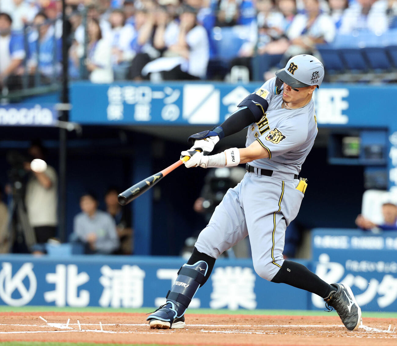 DeNA対阪神　1回表阪神1死一、二塁、佐藤輝明は先制適時二塁打を放つ（撮影・浅見桂子）