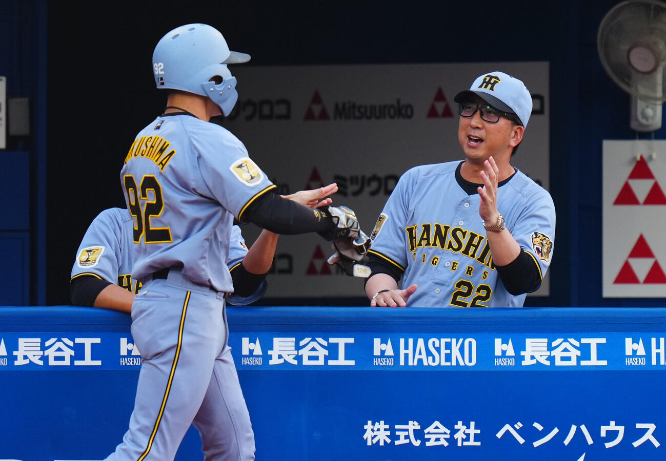 DeNA対阪神　1回表阪神1死一、二塁、佐藤輝明の適時二塁打で生還した福島圭音を出迎える藤川球児監督（右）（撮影・垰建太）